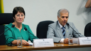Edinho Araújo, relator, com a presidente da Comissão Mista da MP 609, Ana Rita (PT-ES)